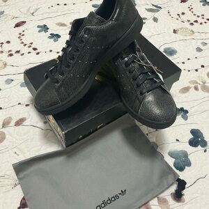 Adidas Men's Textured Black Sneakers